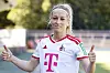 Kathrin Hendrich im Trikot des 1. FC Köln zeigt nach dem Testspiel beide Daumen nach oben.