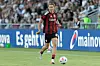 Larissa Mühlhaus von Eintracht Frankfurt führt den Ball auf dem Rasen gegen Malmö FF.