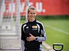 Trainerin Marie-Louise Eta steht beim Training der Union-Frauen neben einem Fußballtor.