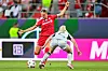 Klara Bühl zieht im Bayern-Trikot gegen Thea Bjelde ab und erzielt das 3:0 im Supercup.