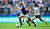 Nikola Karczewska vom HSV führt im Testspiel gegen Clare Wheeler und den FC Everton den Ball.