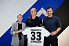 Kathleen Krueger, Sebastiaan Bornauw und Claus Costa präsentieren ein HSV-Trikot mit der Nummer 33.