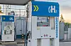 Zwei Wasserstoff-Zapfsäulen mit H2-Kennzeichnung auf einem Tankstellengelände in Erlangen.