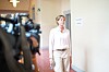 Christina Block geht im Landgericht Hamburg an mehreren Kameras vorbei zurück zum Gerichtssaal.