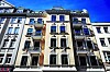 Mehrstöckige historische Fassade am Schulterblatt 37 mit Balkonen und modernem Neubaukern