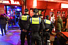 Polizisten stehen auf dem Hamburger Berg. (Symbolbild)