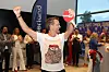 Feiernder mit erhobenen Armen beim Gute Leude Sommerfest auf dem DESY-Gelände in Hamburg