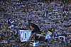 HSV Fanblock hält die Schals in die Höhe