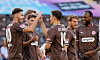 St.-Pauli-Spieler bejubeln gemeinsam Martijn Kaars’ 2:1 gegen Deportivo La Coruña.