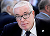 Klaus-Michael Kühne mit Brille und Anzug bei einer Jubiläumsveranstaltung in Bremen