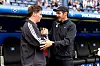 Merlin Polzin und Julian Schuster begrüßen sich im Volksparkstadion vor dem Bundesliga-Spiel.