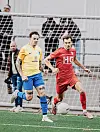 Julian Pötzinger von SC Victoria (l.) und Stürmer Merlin Sinanovic vom Eimsbütteler (r.), im Laufduell um den Ball