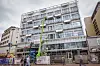 Rundgang am neuen Amt Altona vor einem Gebäude mit Gerüsten und grünem Hubsteiger