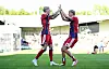 Albert Groenbaek und Louis Lemke vom HSV feiern auf dem Platz das 0:1 gegen den SC Verl.