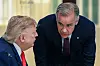 Donald Trump und Mark Carney sprechen bei einem G7-Arbeitsessen in Evian miteinander.