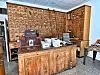 Historischer Verkaufsraum mit Holzschubladen, Tresen, Waagen und Behältern