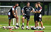 Richard Krohn, Merlin Polzin, Max Bergmann und Loic Fave trainieren mit Fußbällen in Helsingør.
