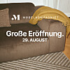 Braunes Sofa mit gelbem Kissen und Hinweis auf die Eröffnung von Möbelkompaniet am 29. August