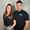 Die beiden Start-up-Gründer posieren in schwarzen T-Shirts mit türkis-weißem Logo.