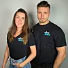 Die beiden Start-up-Gründer posieren in schwarzen T-Shirts mit türkis-weißem Logo.
