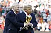 Gianni Infantino und Donald Trump halten nach dem WM-Finale 2026 im Stadion gemeinsam den Pokal.