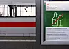 Hinweisschild zum Alkoholverbot hängt an einem Bahnsteig im Hauptbahnhof.