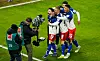 HSV-Spieler feiern das 1:0, während Kamerateams die Szene am Spielfeldrand filmen.