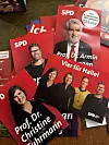 Rote SPD-Wahlkampfflyer mit Porträts mehrerer Kandidierender und dem Slogan „Vier für Halle!“