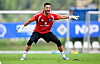 Daniel Heuer Fernandes pariert im HSV-Training während des Trainingslagers in Längenfeld.