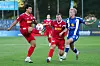 Bent Andresen in Blau kämpft gegen zwei Spieler des FC Eintracht Norderstedt um den Ball.