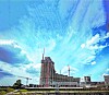 Unfertiger Elbtower mit Baukränen unter einem dramatischen Wolkenhimmel