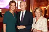 Christina, Eugen und Christa Block posieren bei der Busche Gala 2020 im Elysee in Hamburg.
