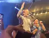Augenscheinlich bester Laune grölt Schleswig-Holsteins Ministerpräsident Daniel Günther (CDU) den Ballermann-HIt „Layla“ in einem Festzelt auf der Kieler Woche mit.