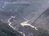 Drohnenaufnahme eines mutmaßlichen Stausees in einem von einer Sturzflut verwüsteten Himalaya-Tal in Nepal.