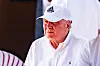 Uli Hoeneß sitzt in weißer Adidas-Kappe und Hemd beim Testspiel in Rottach-Egern.