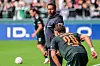 Trainer Daniel Thioune beobachtet Chuki mit der Rückennummer 20 auf dem Fußballplatz am Millerntor.
