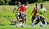 Erik Ahlstrand verfolgt Branimir Hrgota im St. Pauli-Training, Abdoulie Ceesay will stören.