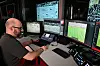 Lutz Scharf arbeitet an mehreren Monitoren an der KI-Nachstellung eines historischen Bundesliga-Tors.