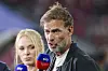 Jürgen Klopp verfolgt Bayern gegen Stuttgart in München, neben ihm eine Reporterin mit Sky-Sport-Mikrofon.