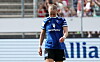 Annaleen Boehler im blauen HSV-Trikot läuft beim Spiel gegen den VfB Stuttgart enttäuscht über den Platz.