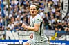 Fabian Reese im grauen Wolfsburg-Trikot läuft beim Zweitligaspiel in Karlsruhe über den Platz.