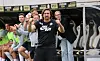 SV-07-Elversberg-Trainer Vincent Wagner jubelt mit geballten Fäusten an der Seitenlinie in der Ursapharm-Arena.