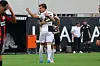Lukas Petkov feiert mit Mitspielern das 1:0 für Elversberg gegen Leverkusen.