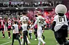 Spieler von SV Elversberg und Bayer 04 Leverkusen laufen in der URSAPHARM-Arena aufs Feld.