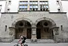 Schriftzug „Amtsgericht“ an der Fassade des Amtsgerichts Altona in Hamburg, davor fährt ein Radfahrer vorbei.