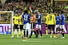 Felix Zwayer zeigt Dortmunds Samuele Inacio im Signal Iduna Park die rote Karte.