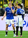 Sebastiaan Bornauw und Nicolas Capaldo vom HSV sprechen während des Bundesliga-Spiels gegen Dortmund auf dem Rasen.
