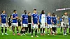 HSV-Spieler und Trainer Merlin Polzin stehen nach dem 0:2 gegen Dortmund gemeinsam auf dem Rasen.