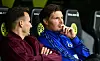 Claus Costa und HSV-Trainer Merlin Polzin sitzen während des Bundesliga-Spiels in Dortmund auf der Trainerbank.