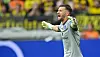 HSV-Torwart Daniel Heuer Fernandes gestikuliert im Spiel bei Borussia Dortmund vor einer gelb-schwarzen Fankurve.